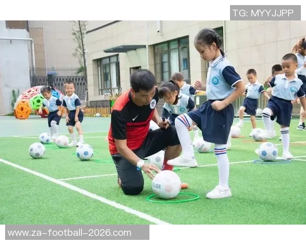 幼儿足球传球射门游戏趣味训练提升孩子团队合作与运动能力的最佳选择